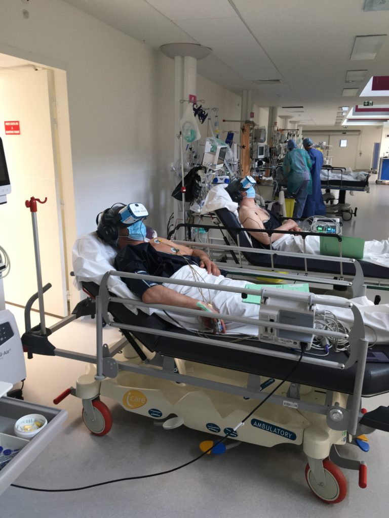 Patient équipé des casques à réalité virtuelle HypnoVR pour le salon d’attente pré opératoire