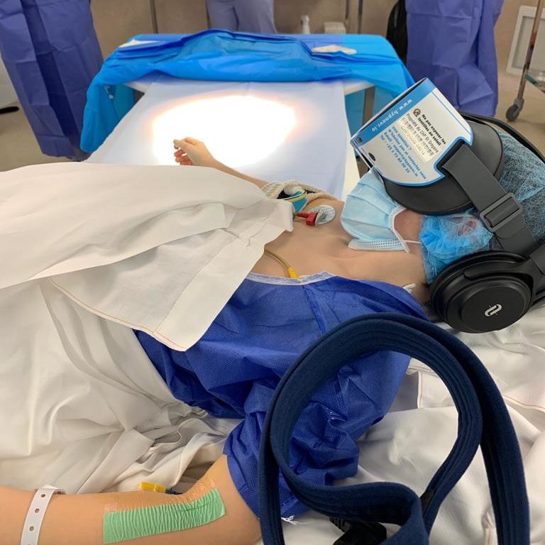 pour les plus grands les casques hypnoVR permettent de s’échapper lors d’une intervention sous anesthésie loco régionale