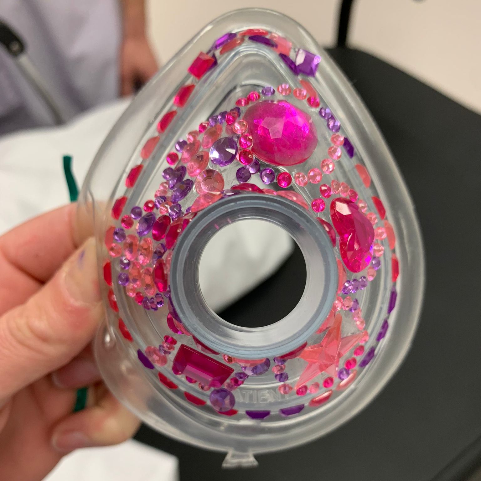 l’enfant reçoit son masque avec lequel il va être endormi